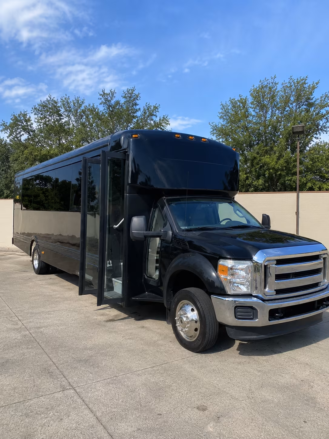 Little Rock Birthday, Sweet 16, & Quinceañera Transportation party bus exterior